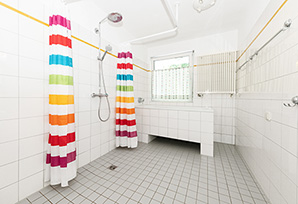 Foto: behindertenfreundliche Dusche mit Bodenablauf